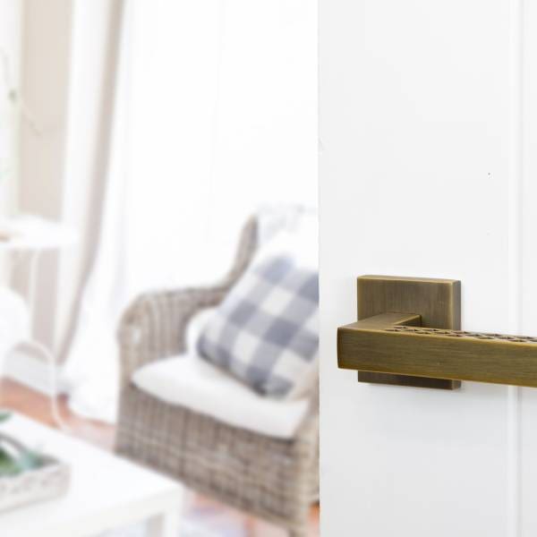 Senza Pari Pianni Lever Door Handle on Flush Square Rose - Weathered Antique Bronze - Image 2