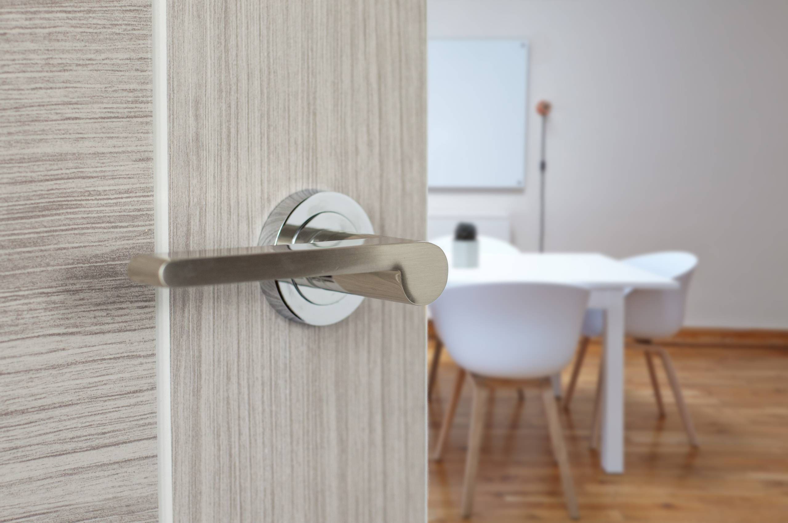 Senza Pari Darrio Lever Door Handle on Round Rose - Satin Nickel/Polished Nickel - Image 2