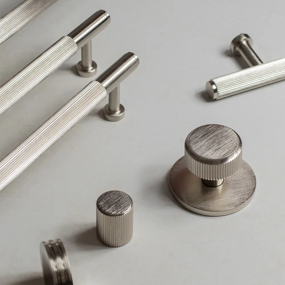 Millhouse Brass Battersea Linear T-Bar Cabinet Pull Handle on Backplate 128mm - Antique Brass - Image 2